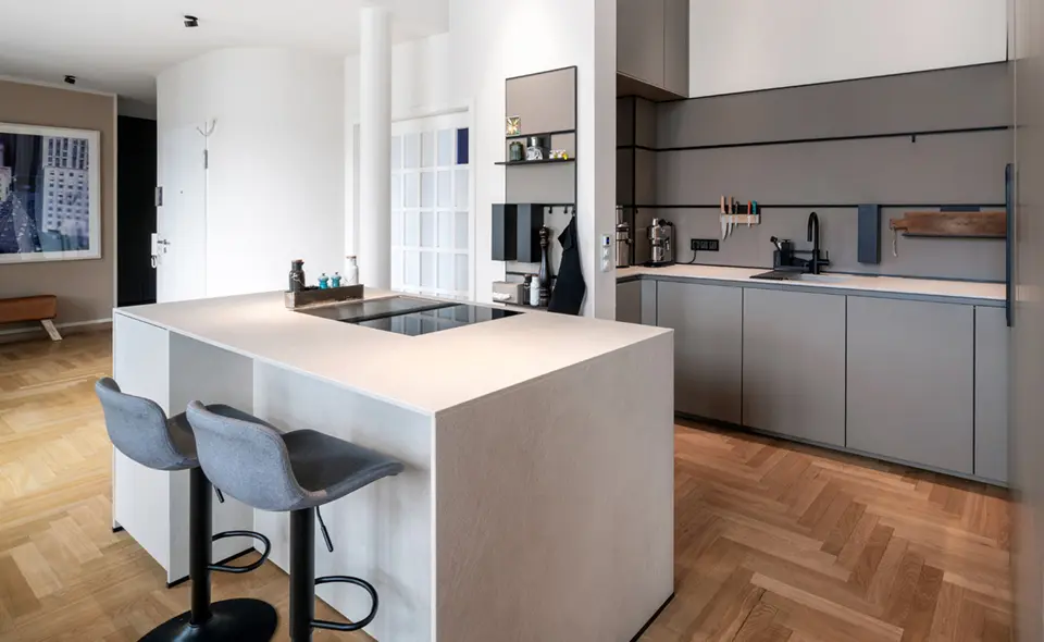 hellbeleutete Küche